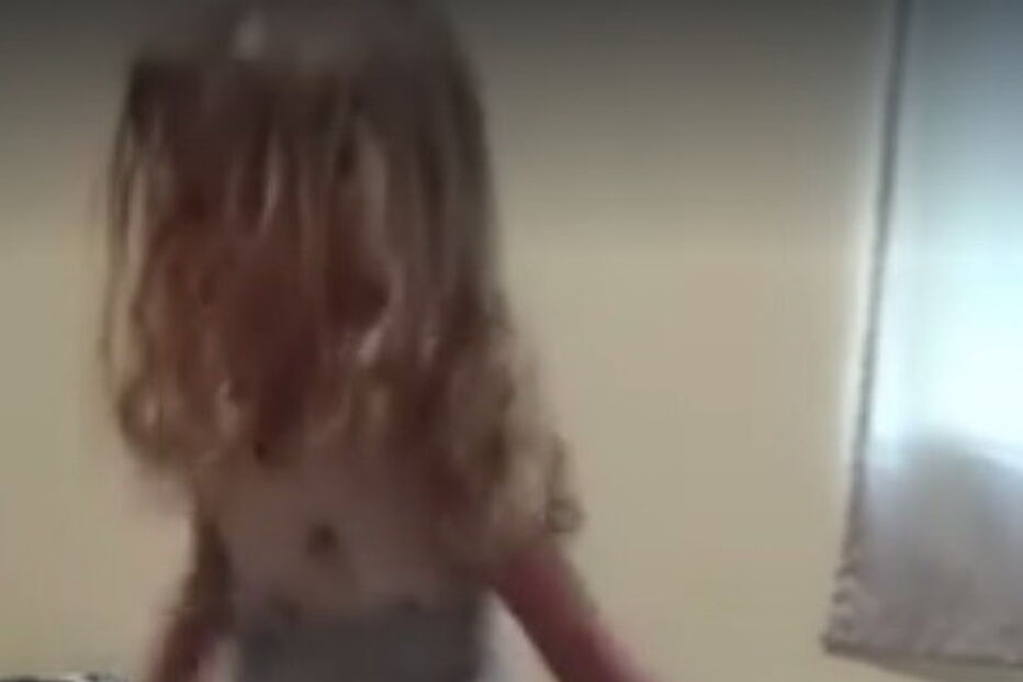 criança, paralisada, carraça, saliva, Evelyn, Amanda Lewis, Estados Unidos, vídeo