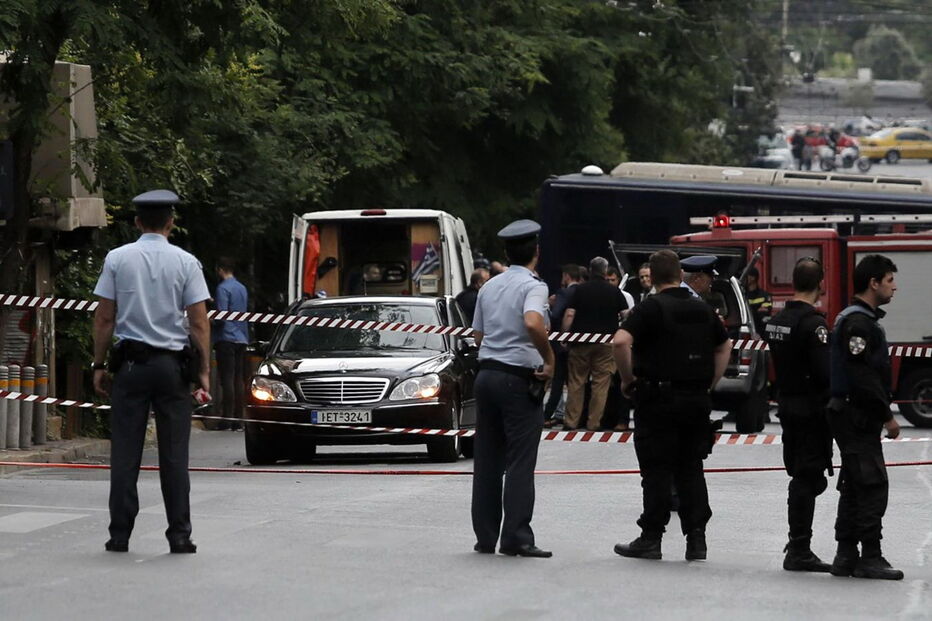 Ataque a carro deixa ferido ex-primeiro-ministro grego em Atenas