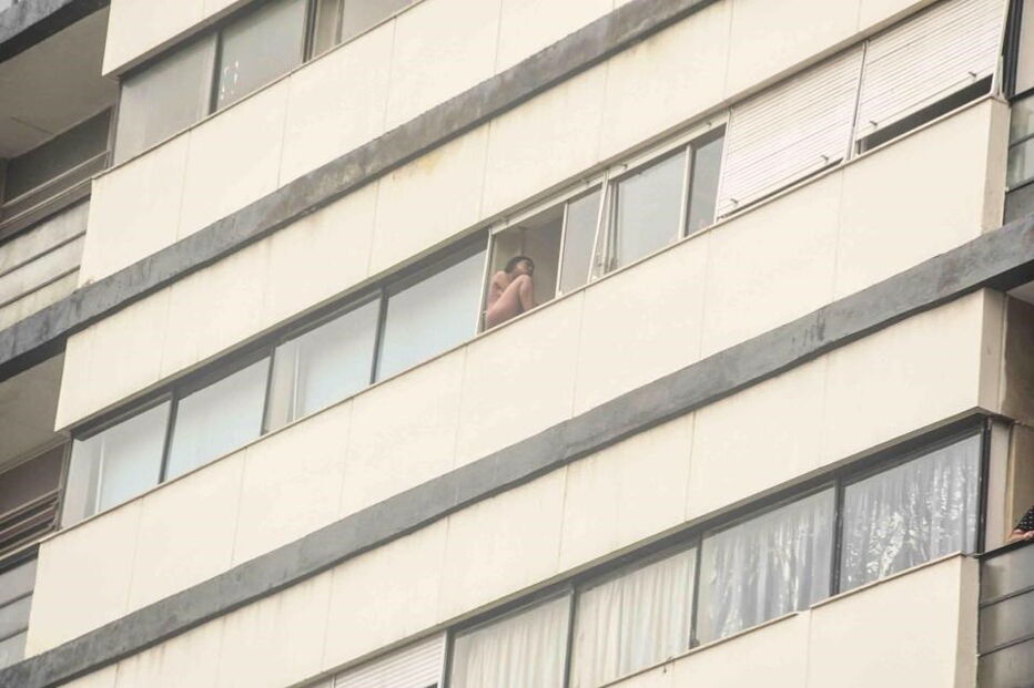 Mulher assiste a festival da janela completamente nua