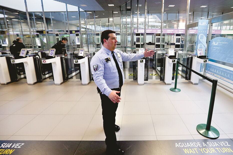 Inspetor do SEF no aeroporto de Lisboa