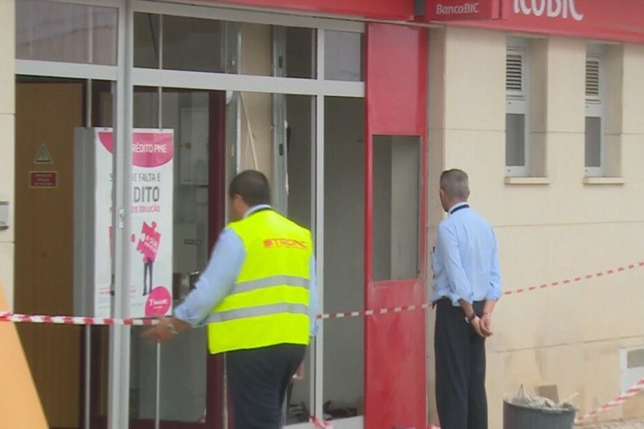 Assaltantes explodem caixa multibanco em Alcobaça