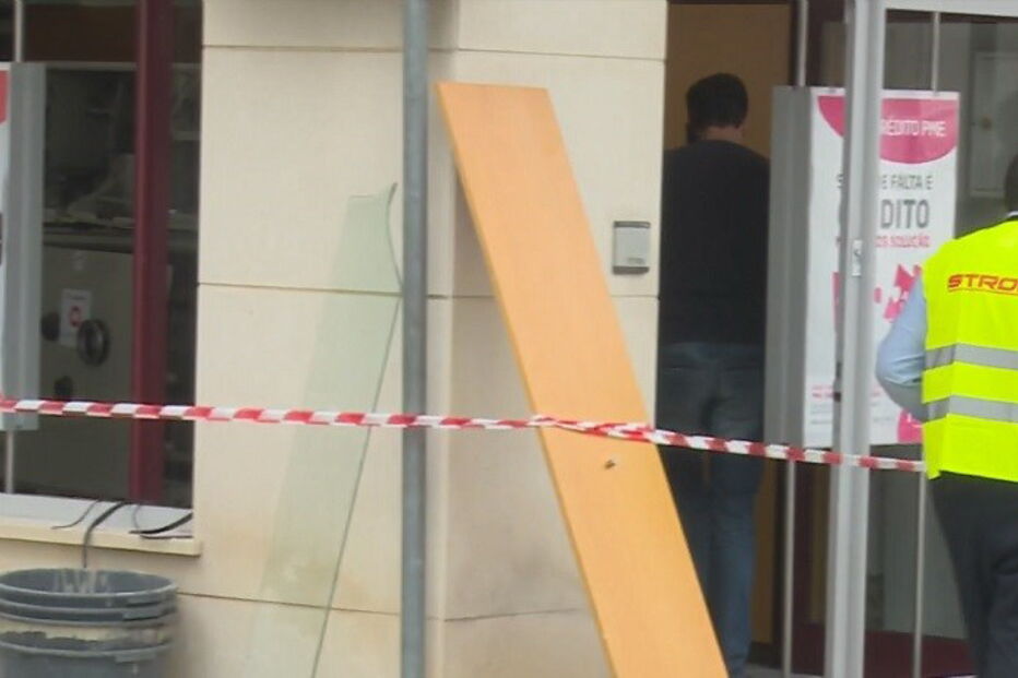 Assaltantes explodem caixa multibanco em Alcobaça