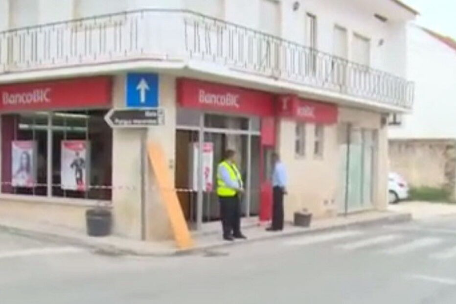 Assaltantes explodem caixa multibanco em Alcobaça