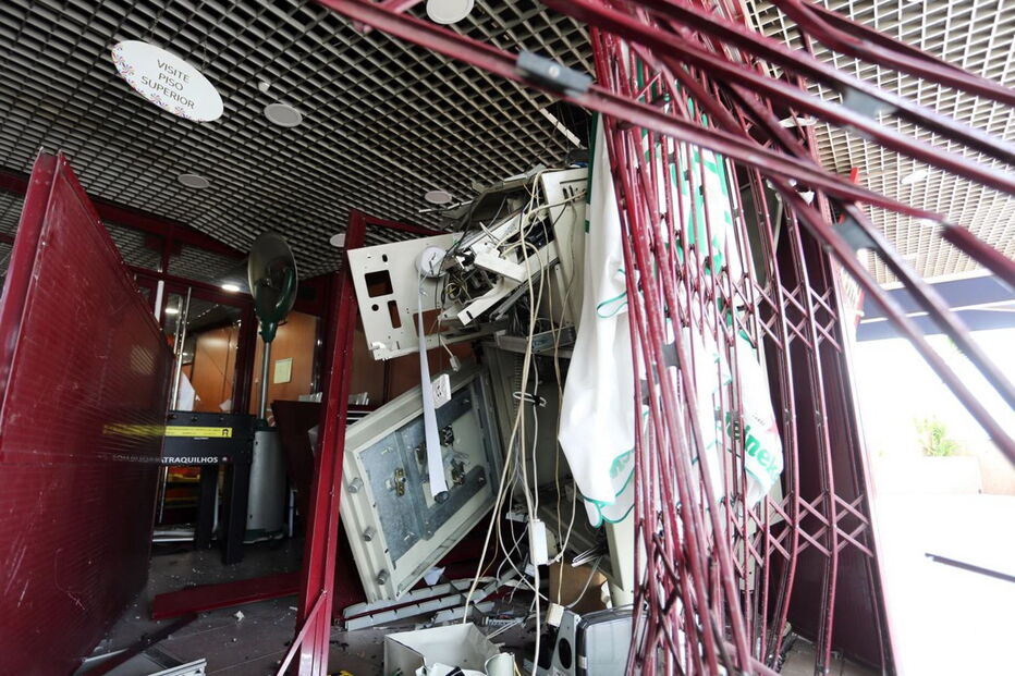 Grupo rebenta multibanco em Alfragide