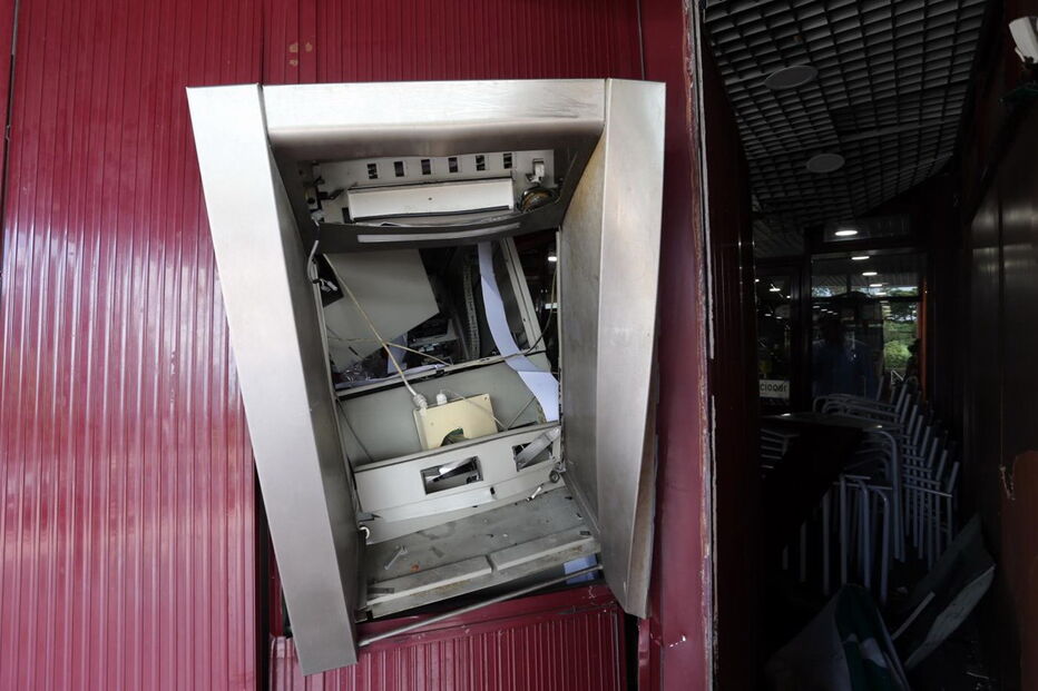 Grupo rebenta multibanco em Alfragide