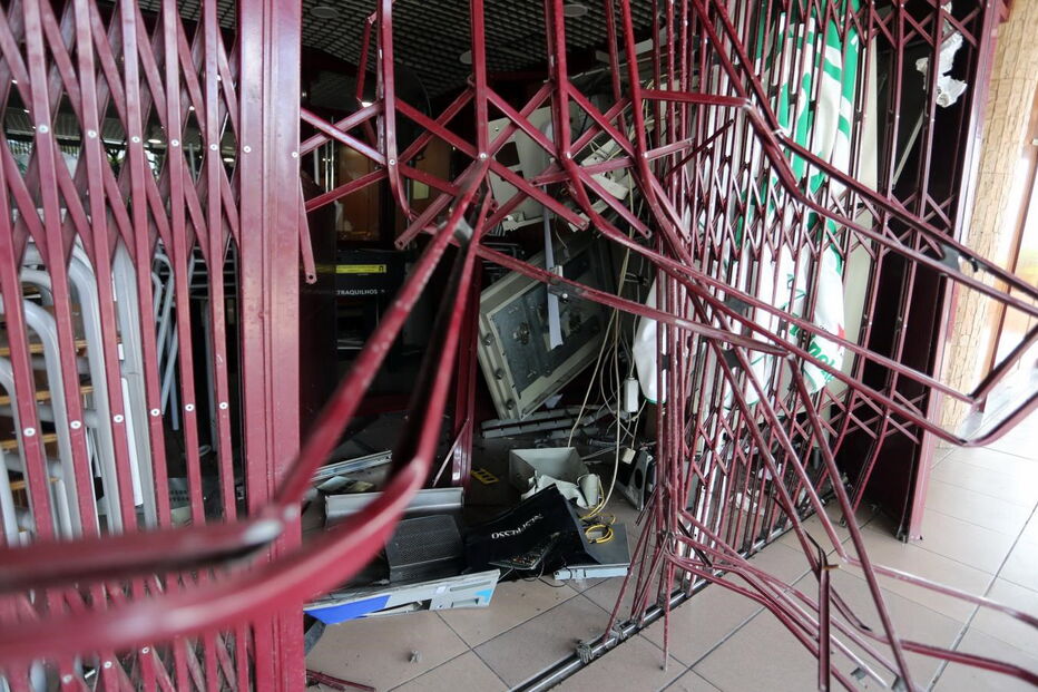 Grupo rebenta multibanco em Alfragide