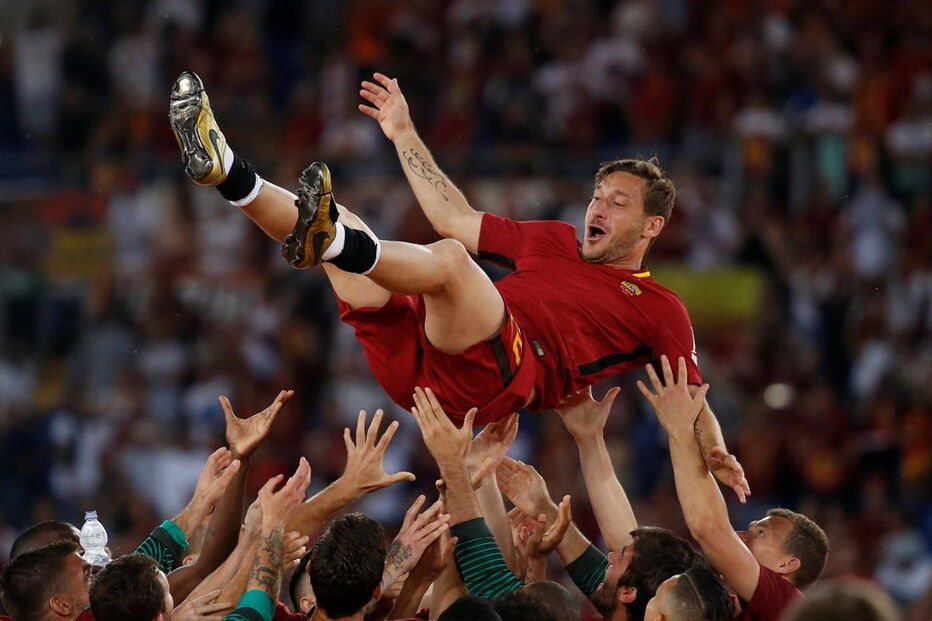 A homenagem dos colegas a Totti