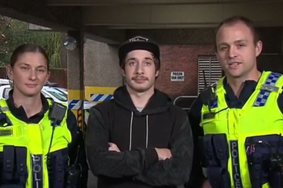 Reece Park foi surpreendido com selfies com polícias no telemóvel