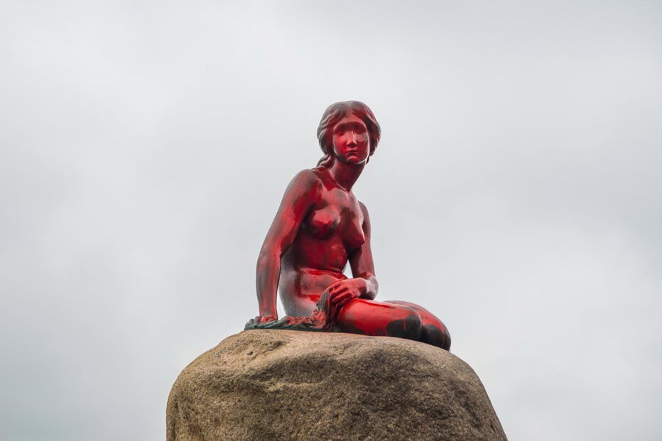 Estátua, Copenhaga, Dinamarca, Pequena Sereia, vandalismo, defensores, animais, homenagem