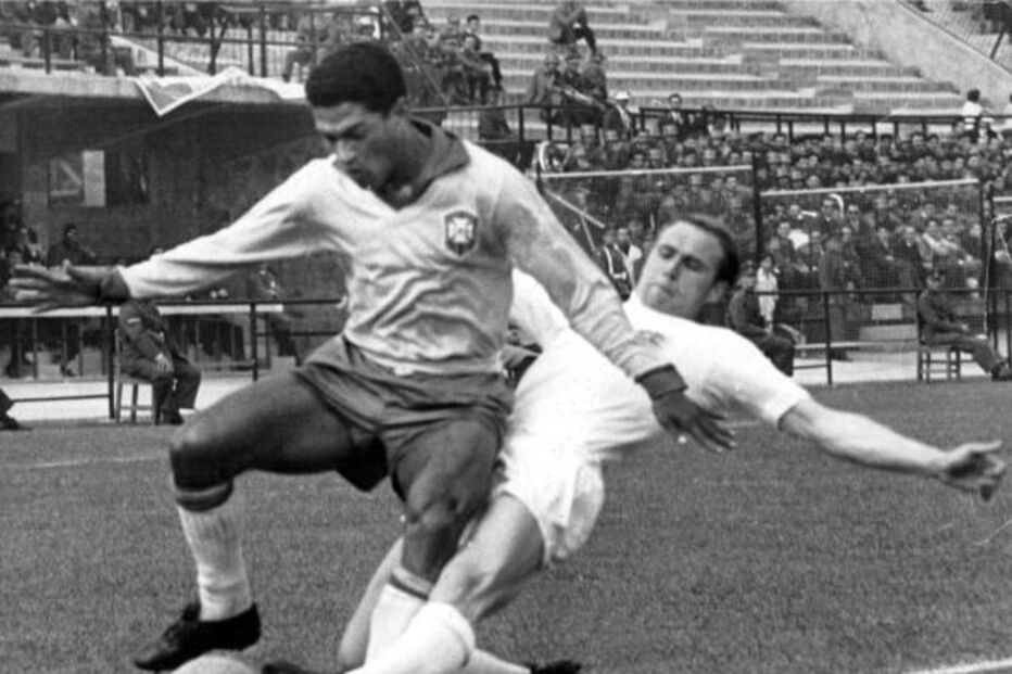 Garrincha ganhou dois título mundiais pelo Brasil e foi, com Pelé, uma das figuras maiores do escrete
