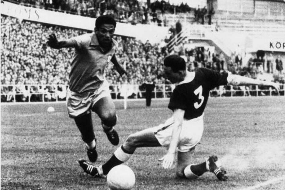 Garrincha ganhou dois título mundiais pelo Brasil e foi, com Pelé, uma das figuras maiores do escrete