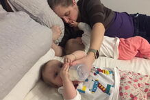 Alimenta filhas gémeas só com um peito após ter cancro da mama