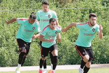 Pizzi (mais à direita) no treino de ontem da seleção nacional, na companhia de Bruno Alves, José Fonte e Cédric