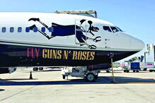 O avião da banda no aeroporto de Lisboa    