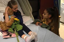 Ariana Grande visitou os fãs que recuperam de ferimentos num hospital de Manchester