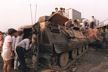 Em junho de 1989, milhares de estudantes ocuparam a Praça de Tiananmen, em Pequim, até serem expulsos a tiro pelo exército da China