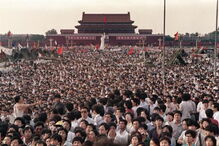 Em junho de 1989, milhares de estudantes ocuparam a Praça de Tiananmen, em Pequim, até serem expulsos a tiro pelo exército da China