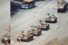A imagem de um homem a enfrentar os tanques de Tiananmen tornou-se um ícone da contestação na China