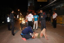 Turista inglês de 40 anos ainda não foi identificado. Terá caído quando fumava um cigarro