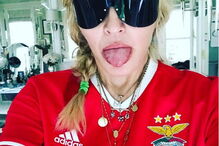 Madonna com a camisola do Benfica vestida
