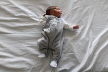 Carolina Deslandes, ainda na maternidade, com os seus dois filhos, Santiago, de 11 meses, e Benjamim, que nasceu na quinta-feira