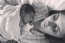 Carolina Deslandes, ainda na maternidade, com os seus dois filhos, Santiago, de 11 meses, e Benjamim, que nasceu na quinta-feira