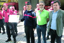 Eduardo Dâmaso (à dir.), diretor da revista ‘Sábado’, entregou prémio aos Bombeiros de Espinho  