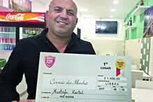 Mustafa mostra cheque. Ganhou nos Heróis Civis 