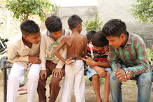 menino macaco, Índia, 