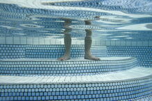 Sistema de limpeza da piscina sugou parte dos intestinos de criança de 14 anos, depois de brincadeira que correu mal