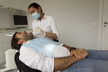 O acompanhamento especializado por um médico dentista deve ser feito regularmente. A prevenção e a deteção precoce de problemas na cavidade oral ajudam a impedir complicações no futuro 