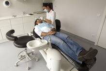 O acompanhamento especializado por um médico dentista deve ser feito regularmente. A prevenção e a deteção precoce de problemas na cavidade oral ajudam a impedir complicações no futuro 