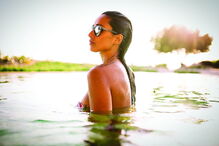 Rita Pereira aproveita para se bronzear na piscina   