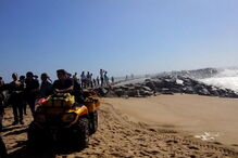 Onda leva dois jovens em praia de Espinho