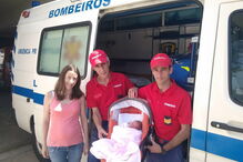 Mãe e filha foram ao quartel e posaram para a foto na ambulância e com os bombeiros Júlio Serras e Herculano Lopes
