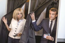 Emmanuel Macron (na foto com a mulher, Brigitte Trogneux) pediu uma maioria clara para avançar com o seu ambicioso programa de reformas      