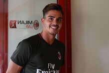 André Silva já veste a camisola do AC Milan