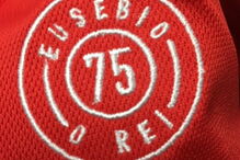 Equipamento do Benfica com referência a Eusébio