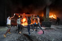 Grupo de encapuzados deitou fogo a gabinete do Supremo Tribunal da Venezuela