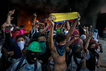 Grupo de encapuzados deitou fogo a gabinete do Supremo Tribunal da Venezuela