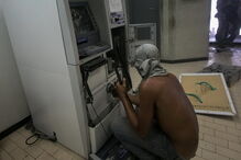 Grupo de encapuzados deitou fogo a gabinete do Supremo Tribunal da Venezuela