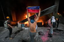 Grupo de encapuzados deitou fogo a gabinete do Supremo Tribunal da Venezuela