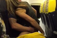 Shaun Edmonson foi filmado a fazer sexo num voo da Ryainair. O homem está noivo de Jenna, que está grávida