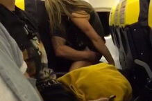 Shaun Edmonson foi filmado a fazer sexo num voo da Ryainair. O homem está noivo de Jenna, que está grávida