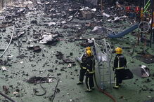 Trabalhos de extinção do fogo no edifício Grenfell, em Londres, duraram toda a noite e toda a manhã