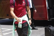 Cristiano Ronaldo foi abordado por jornalistas no aeroporto de Lisboa