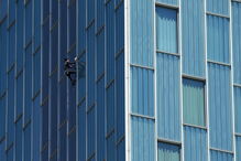 'Homem-Aranha' trepa prédio em Barcelona