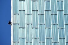 'Homem-Aranha' trepa prédio em Barcelona