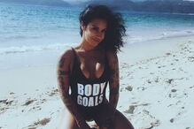 Ana Malhoa mostra curvas na praia