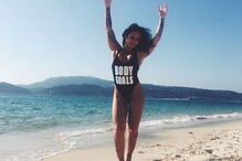 Ana Malhoa mostra curvas na praia